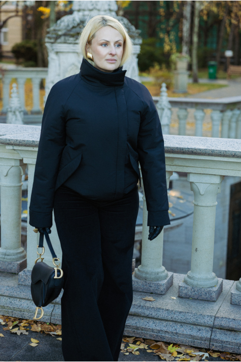 Short down jacket with a stand-up collar, black