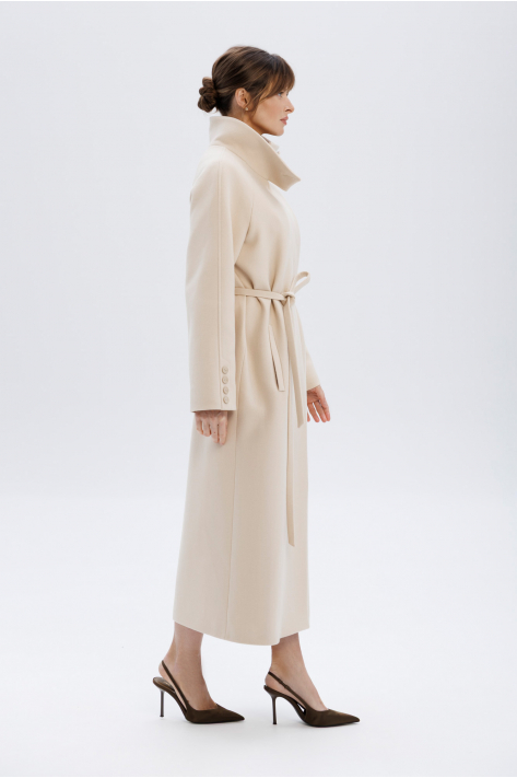 Coat with a high collar, milk